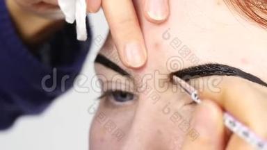 专业化妆师用指甲花画客户眉毛
